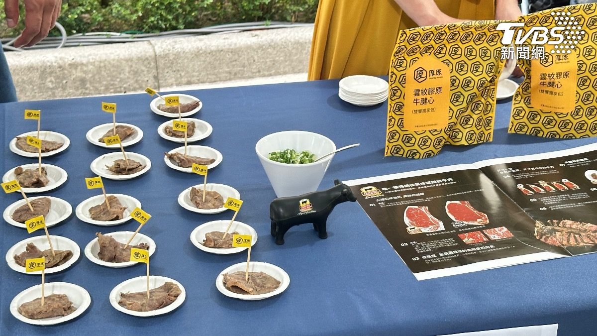 現場攤位擺放美國牛肉製品。(圖/潘袁詩羽攝)