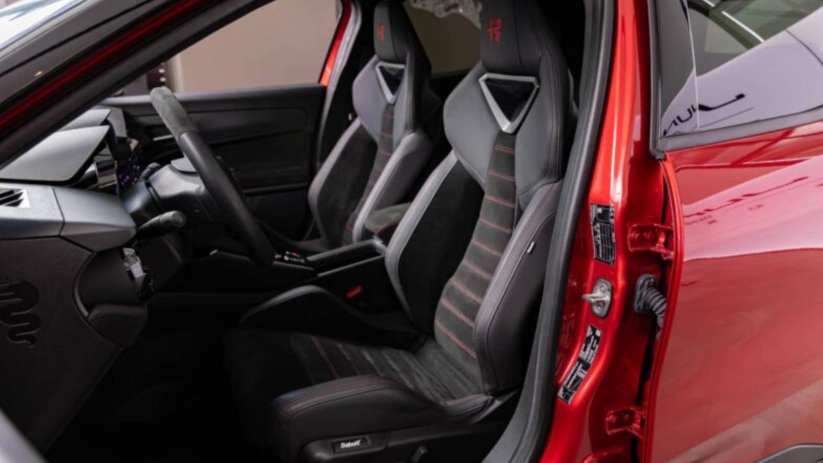 Elettrica 280 Veloce則配備Sabelt Corsa麂皮賽車桶椅與駕駛座6向電動調整。(圖/ 寶嘉聯合提供)