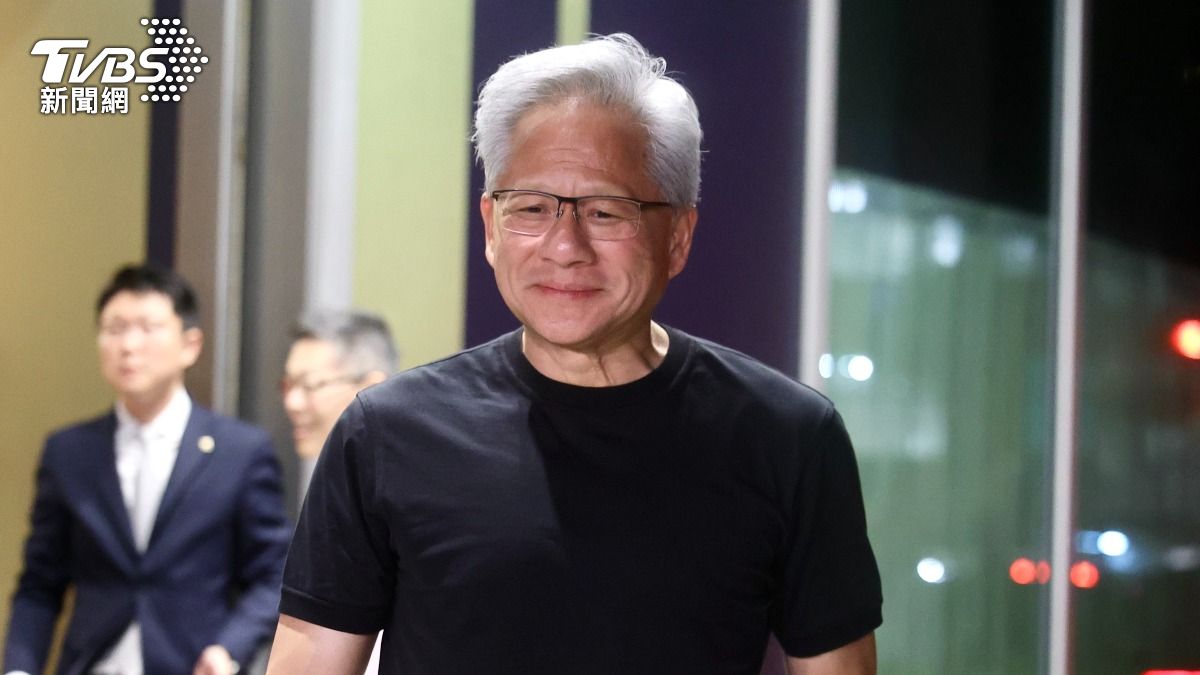 輝達創辦人黃仁勳與廣達董事長林百里餐敘三小時後離開，謝謝他準備盛大的派對歡迎自己。（圖／華子琛攝）