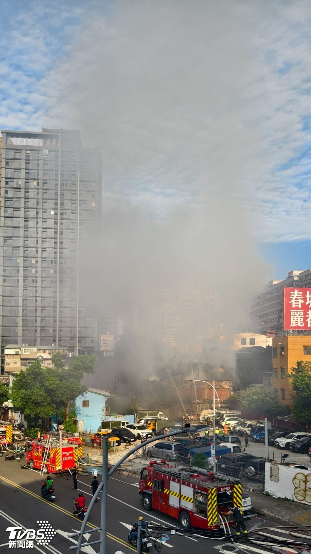 消防人員到場後全力灌救,並深入火場搜救,於清晨6時33分許救出一名年約60多歲的男性受困民眾。(圖/TVBS)