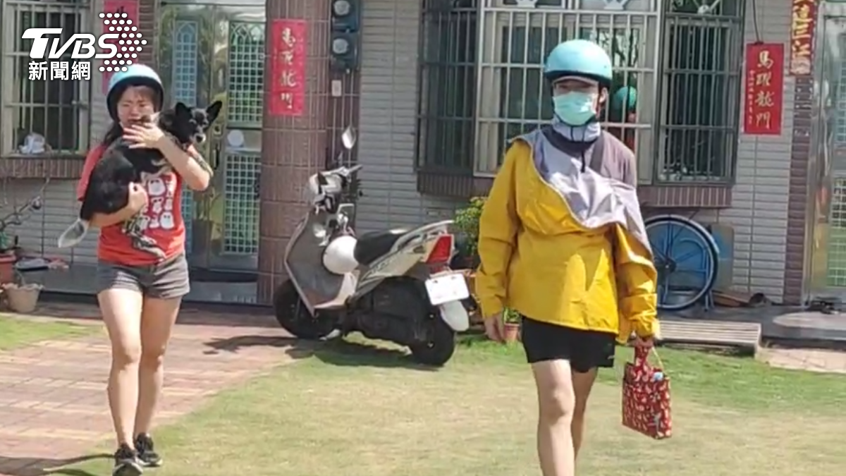飼主開心抱回美琪。(圖/TVBS)