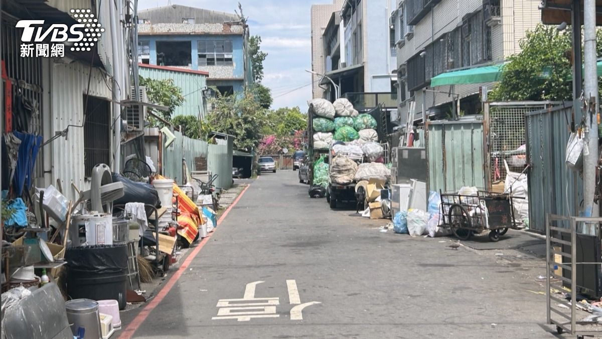 高雄前鎮一處資源回收場，經衛生局稽查後發現環境髒亂，已對該回收場開罰71次。（圖／TVBS）