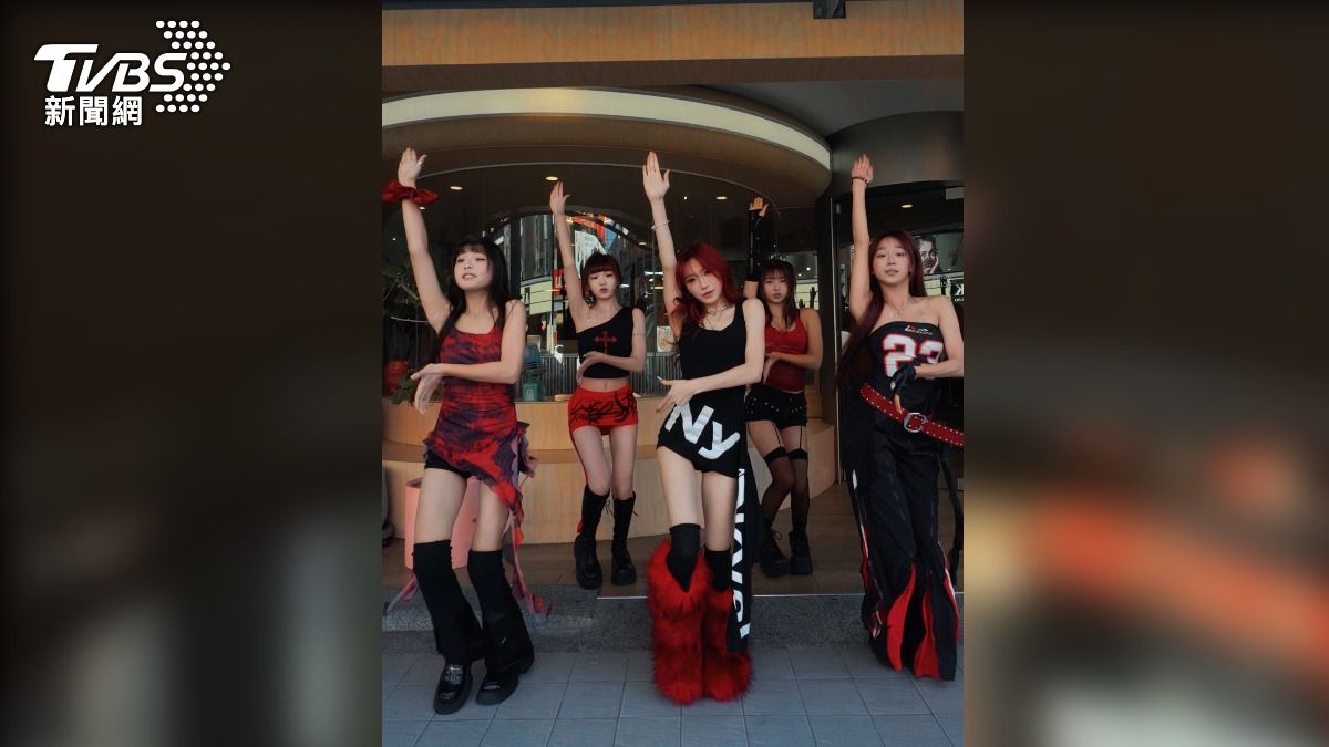 吃麵做公益! 消費者完成K-POP「Spaghetti」動作送吊飾，有機會請吃免費義大利麵。(圖／TVBS)