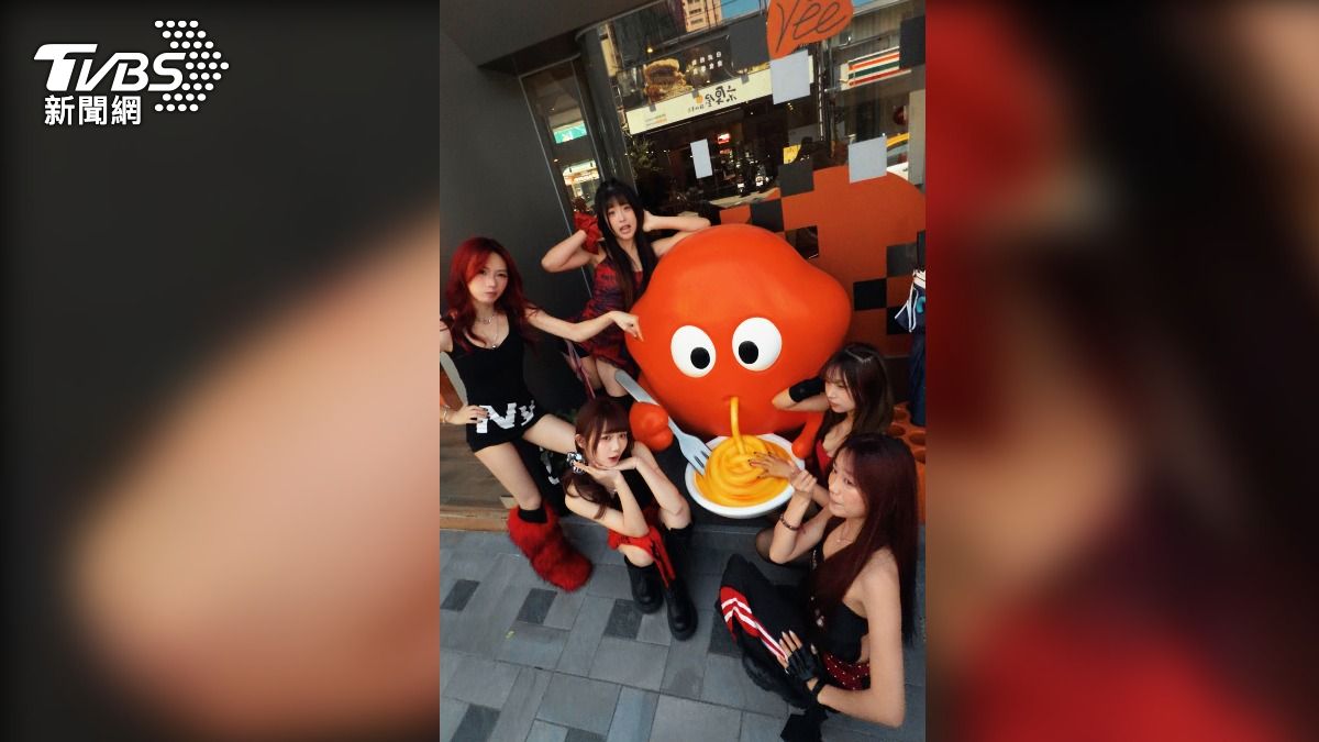 吃義大利麵做公益！台中起家店挺棒球隊　「跳K-pop送吊飾」(圖／TVBS)