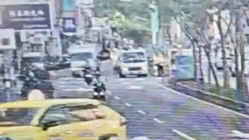 撞擊瞬間曝光。（圖／TVBS）