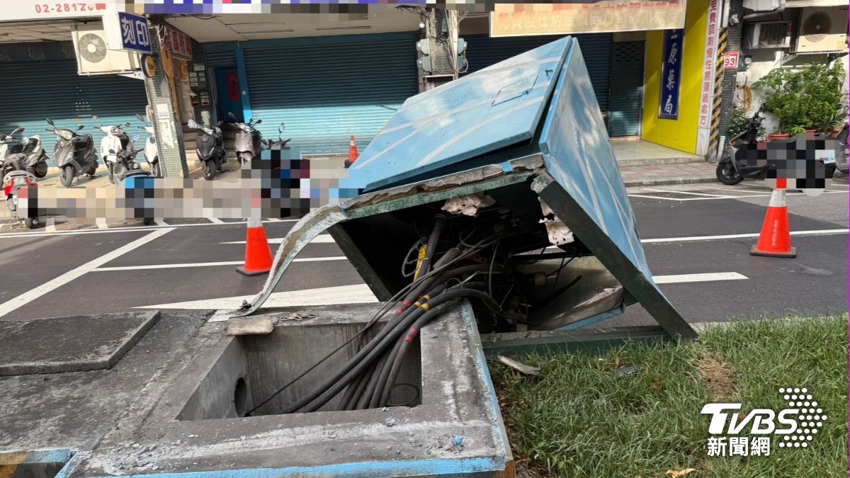 變電箱被連根拔起。（圖／TVBS）