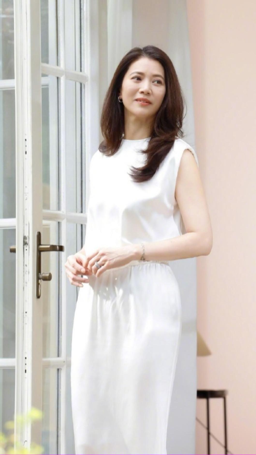 袁詠儀因心直口快曾惹毛名導、影壇大哥,自嘲年輕時根本是神經病。(圖/翻攝自微博)