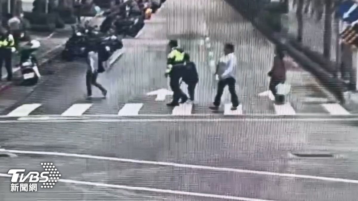 婦人行動不便、見龐大車流不敢過馬路，員警全程護送。 (圖／TVBS)