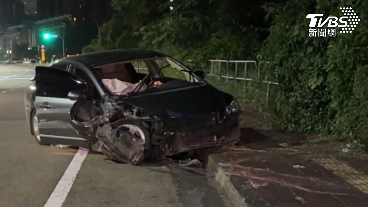 整輛車被撞爛。（圖／TVBS）