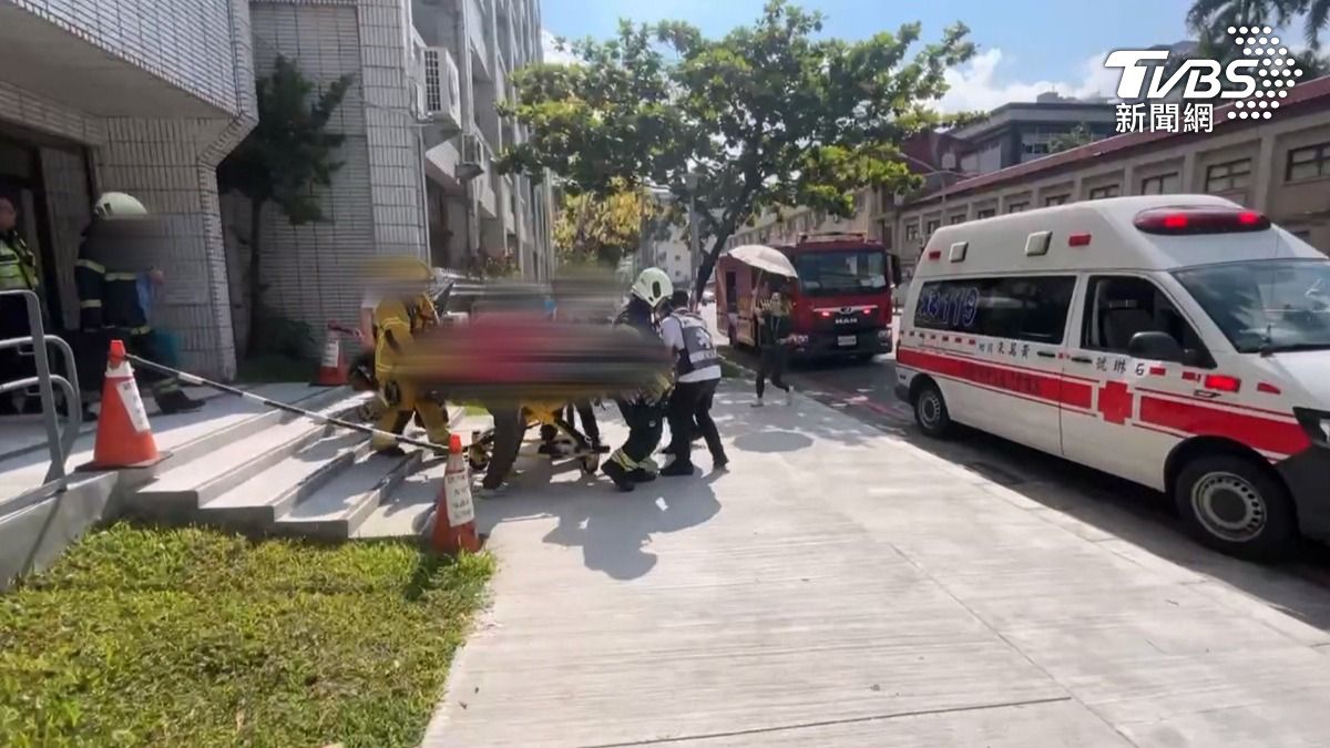 高雄市某國小日前發生一起墜樓悲劇，一名58歲資深自然科老師不幸身亡。（圖／TVBS）