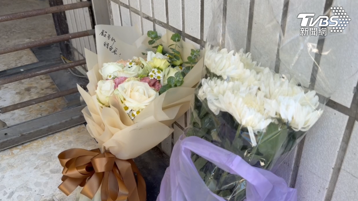 這起事件震驚全校師生，校園角落擺放花束告慰逝去的老師。（圖／TVBS）