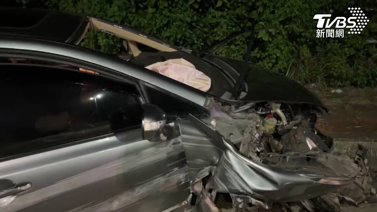 女駕駛下交流道失控!轎車撞成廢鐵 擋風玻璃整片離奇消失