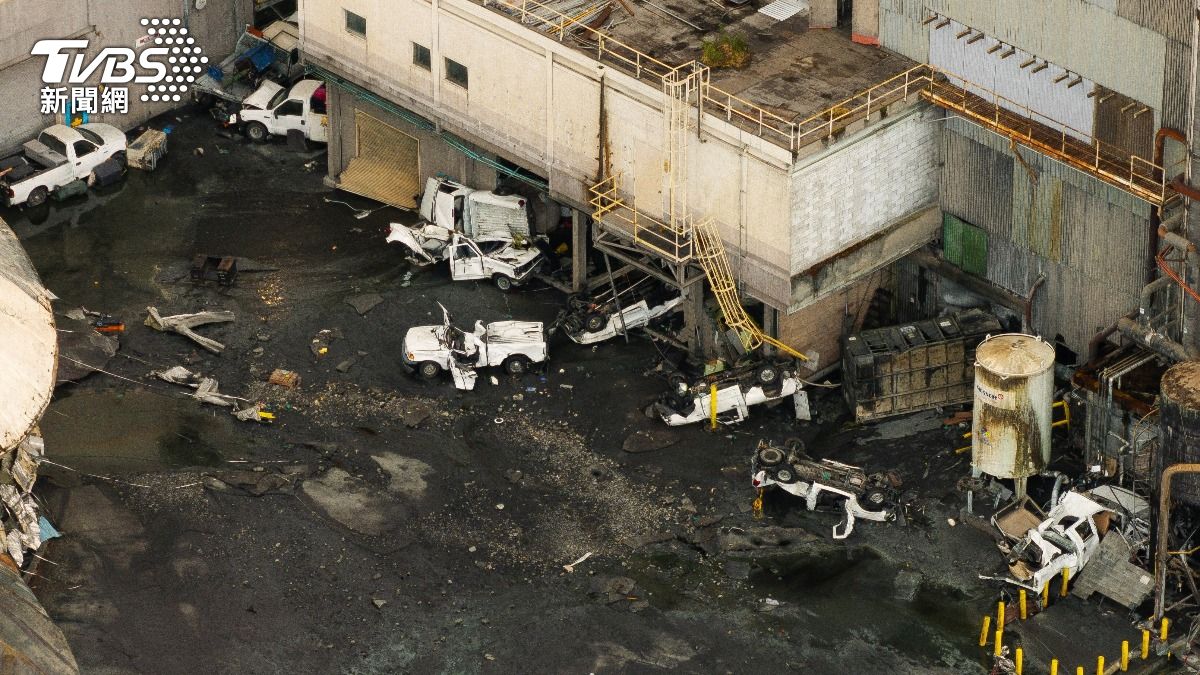 造紙廠發生爆炸後滿目瘡痍。(圖/達志影像路透社)