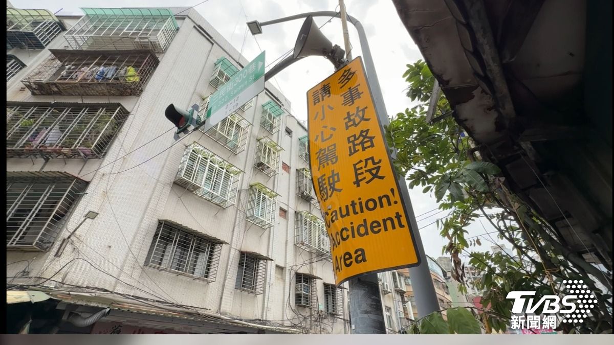 道路狹窄常有公車會車時,擦撞告示牌。(圖/TVBS)