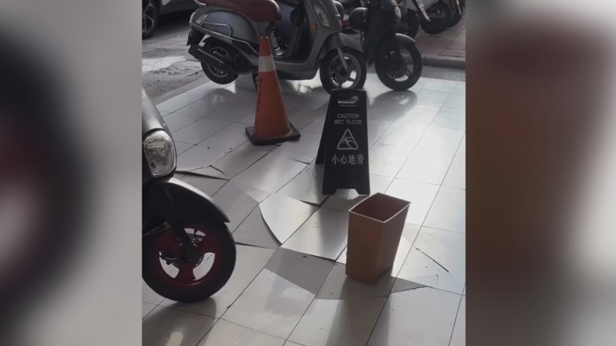 高雄一家便當店地板磁磚疑似因高溫熱脹冷縮,整片隆起爆裂。(圖/翻攝_Threads)