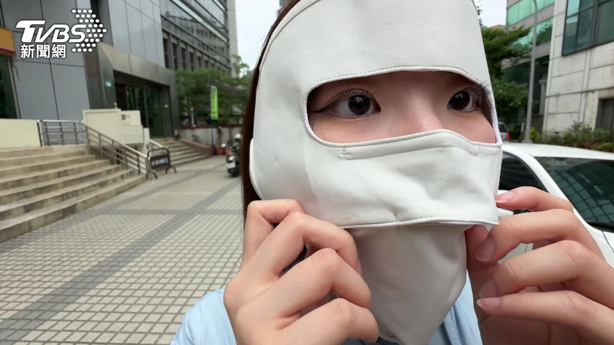 全護口罩同樣只有露出眼睛,但嘴巴跟鼻子都有透氣,不怕悶熱。(圖/TVBS)