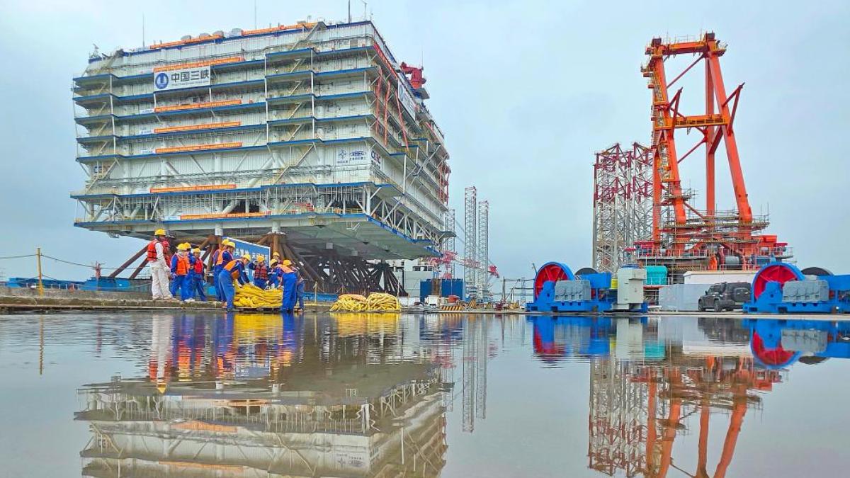大陸近日建成全球最大規模海上換流站「海風之心」,年發電60億度電,足以供應150萬戶家庭一整年的用電需求。(圖/新華社)