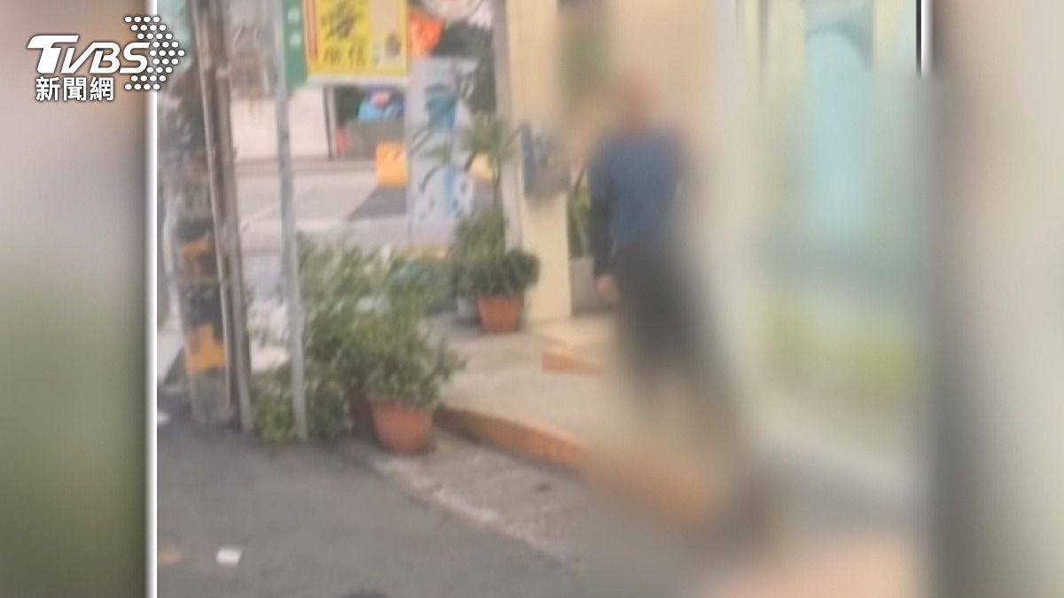 林姓男子在超商外對一名農民亮刀威脅,口中不斷喊著要殺人。(圖/民眾提供)