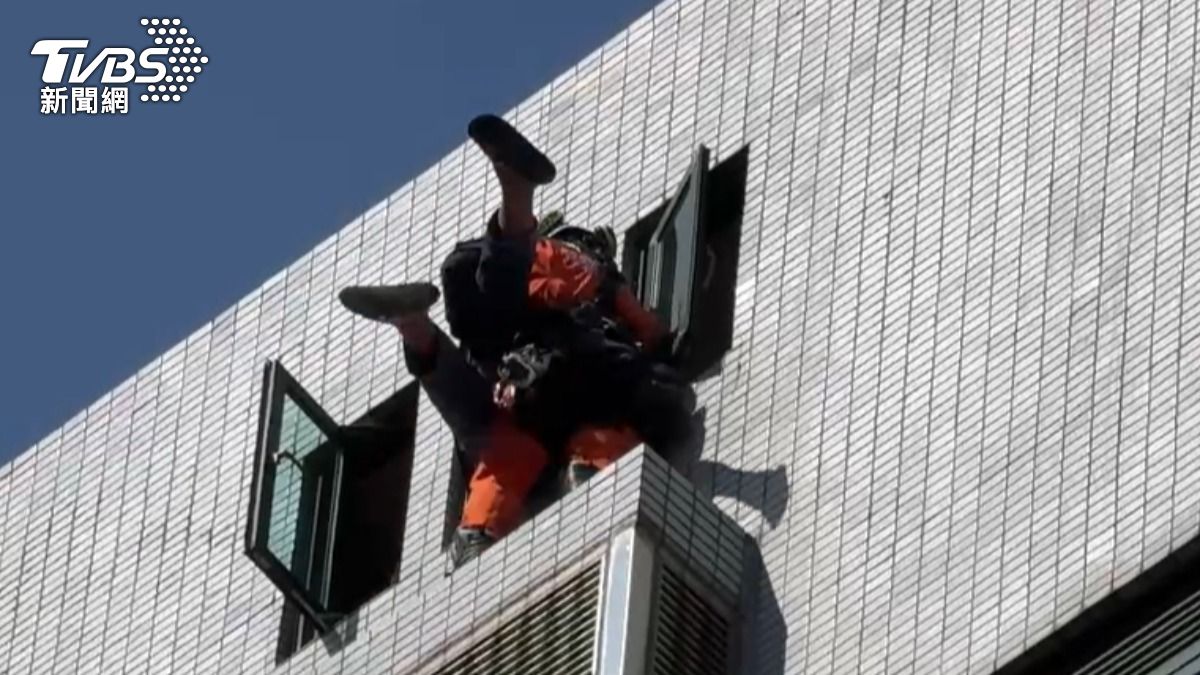 生死一瞬!男子新莊區公所失控 懸空10樓外牆掙扎畫面曝