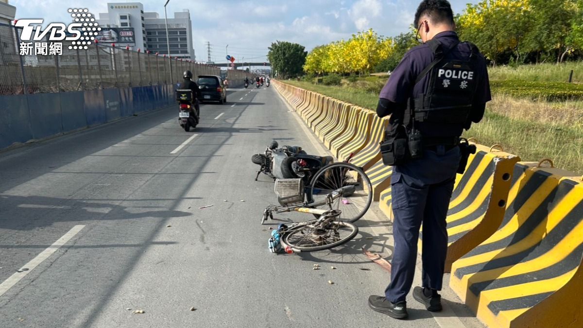 菲律賓籍女移工騎車擊落單車嬤。(圖/TVBS)