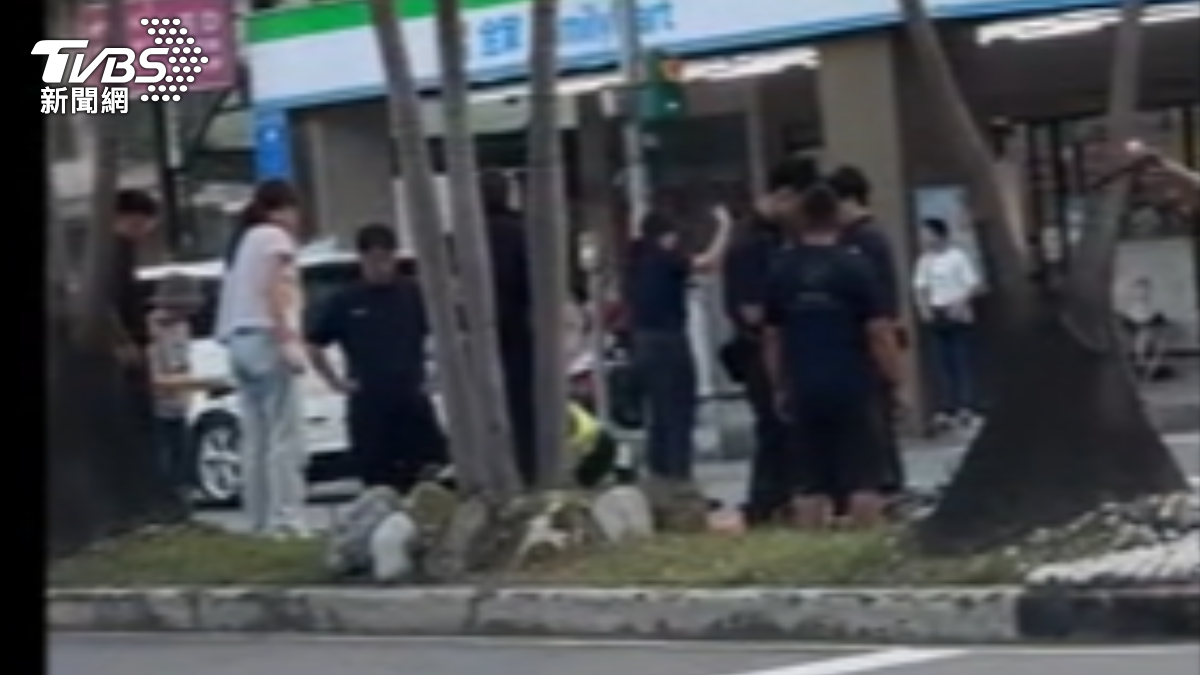 派出所前發生死亡車禍，警方衝出來幫忙。（圖／民眾提供）
