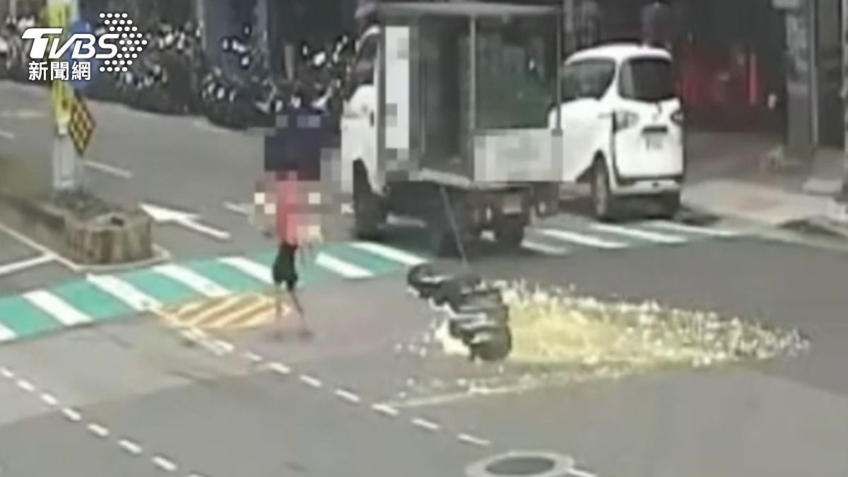 貨車過彎千顆蛋噴飛摔地面,高溫飄腥臭,駕駛急買掃把清理。(圖/TVBS)