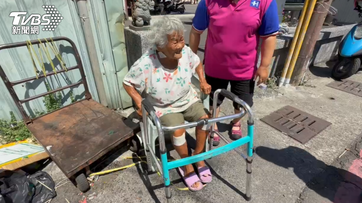 高雄市前鎮區一名94歲獨居阿嬤,透過里長協助申請長照送餐服務,然而送餐時間不固定,加上規定須本人當面簽收,否則需支付100元餐費(圖/TVBS)