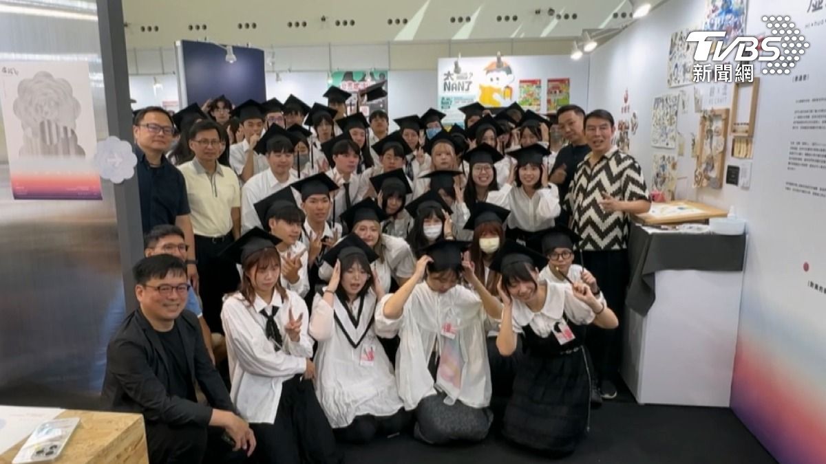 因應畢典人數限制，高科大文創系決定在畢展上抽出10分鐘，舉行撥穗儀式，給準畢業生儀式感。（圖／TVBS）