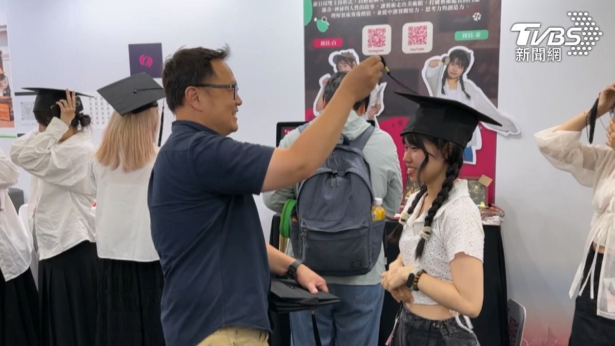 因應畢典人數限制，高科大文創系決定在畢展上抽出10分鐘，舉行撥穗儀式，給準畢業生儀式感。（圖／TVBS）