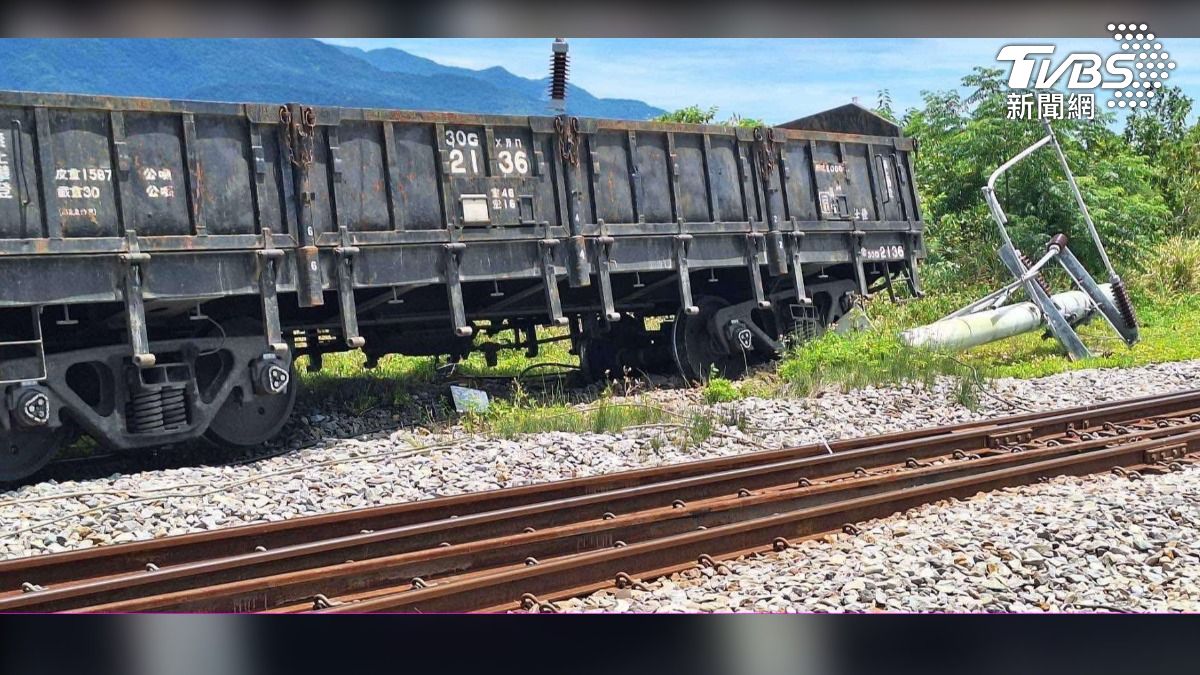 花東鐵路28日中午發生貨物列車出軌事故，撞倒電線桿導致電車線受損，造成花東線雙向列車無法正常通行，至少18列次受到影響，預估晚間8點半才能修復完成。（圖／TVBS）