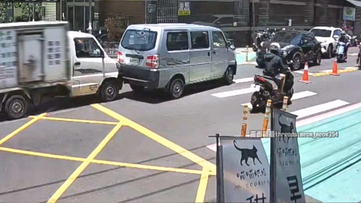 倒車禮讓變追撞!68歲翁重聽 喇叭狂按沒用。(圖/Threads meow_meow384)