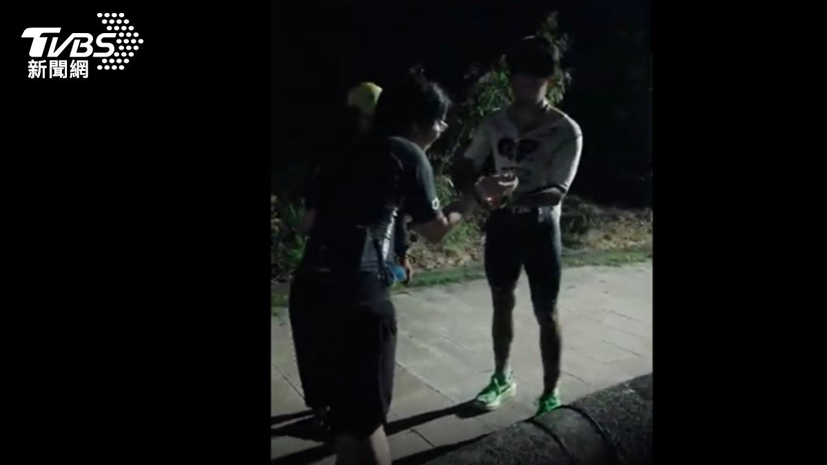 獨/腦麻男挑戰21公里路跑 高爾宣暖遞藥膏加油。(圖/TVBS)