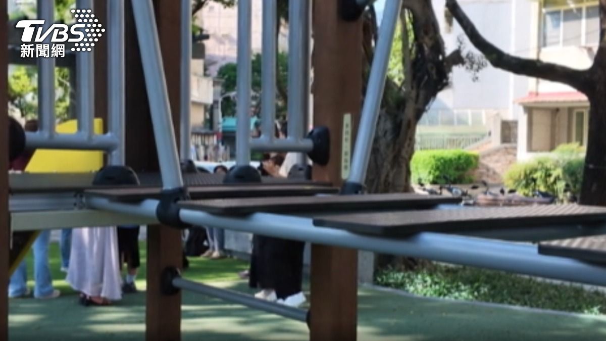公園木棧板間隙大! 家長控小孩頻踩空受傷 北市:將增設告示。(圖/TVBS)