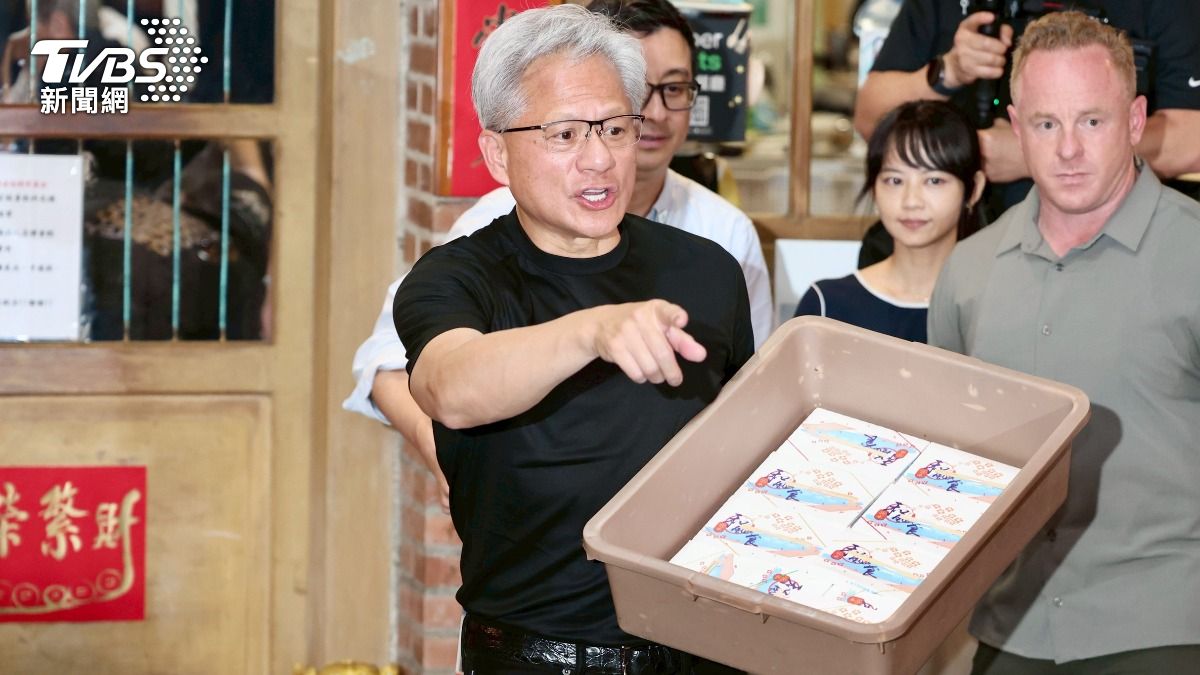 黃仁勳發放便當。(圖/華子琛攝)