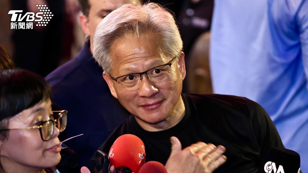 輝達執行長黃仁勳餐敘後,接受媒體訪問,針對華為的韜定律發表看法,認為台積電的技術早就領先了10年。(圖/華子琛攝)
