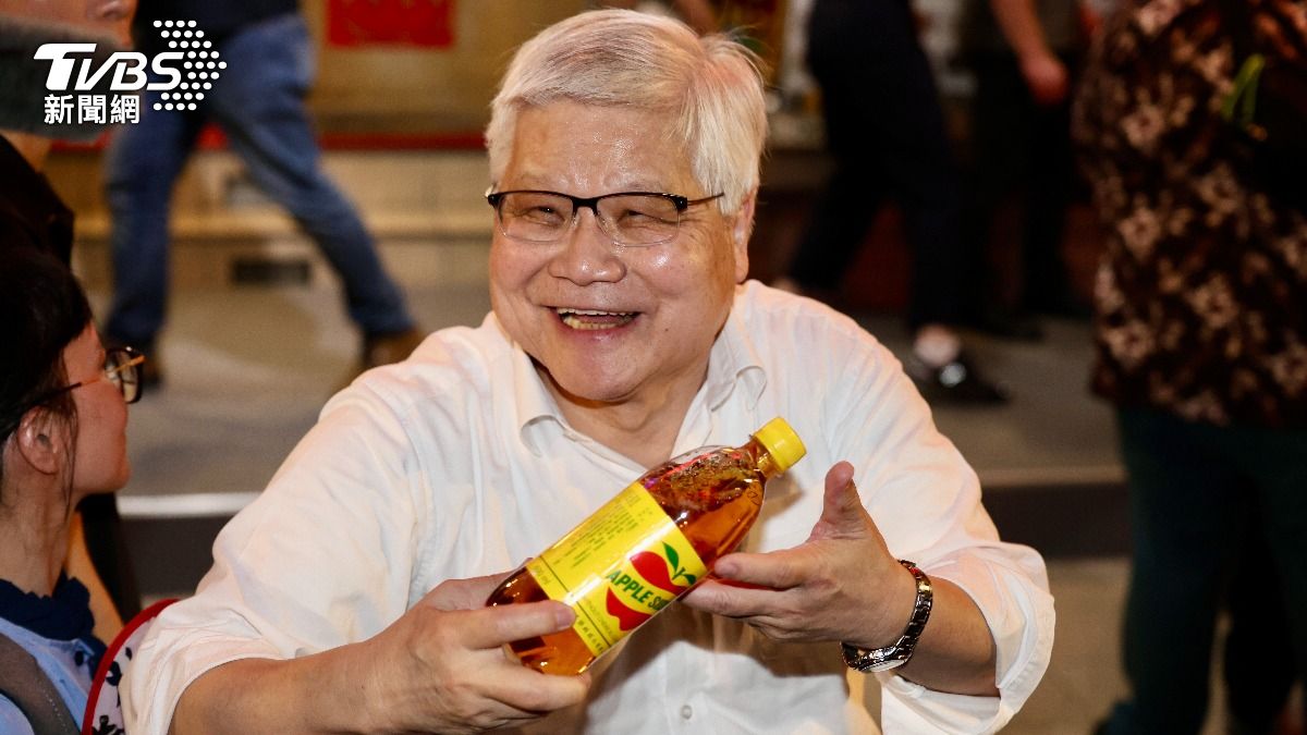 台積電總裁魏哲家在兆元宴途中,到外面發飲料給粉絲與媒體。(圖/華子琛攝)