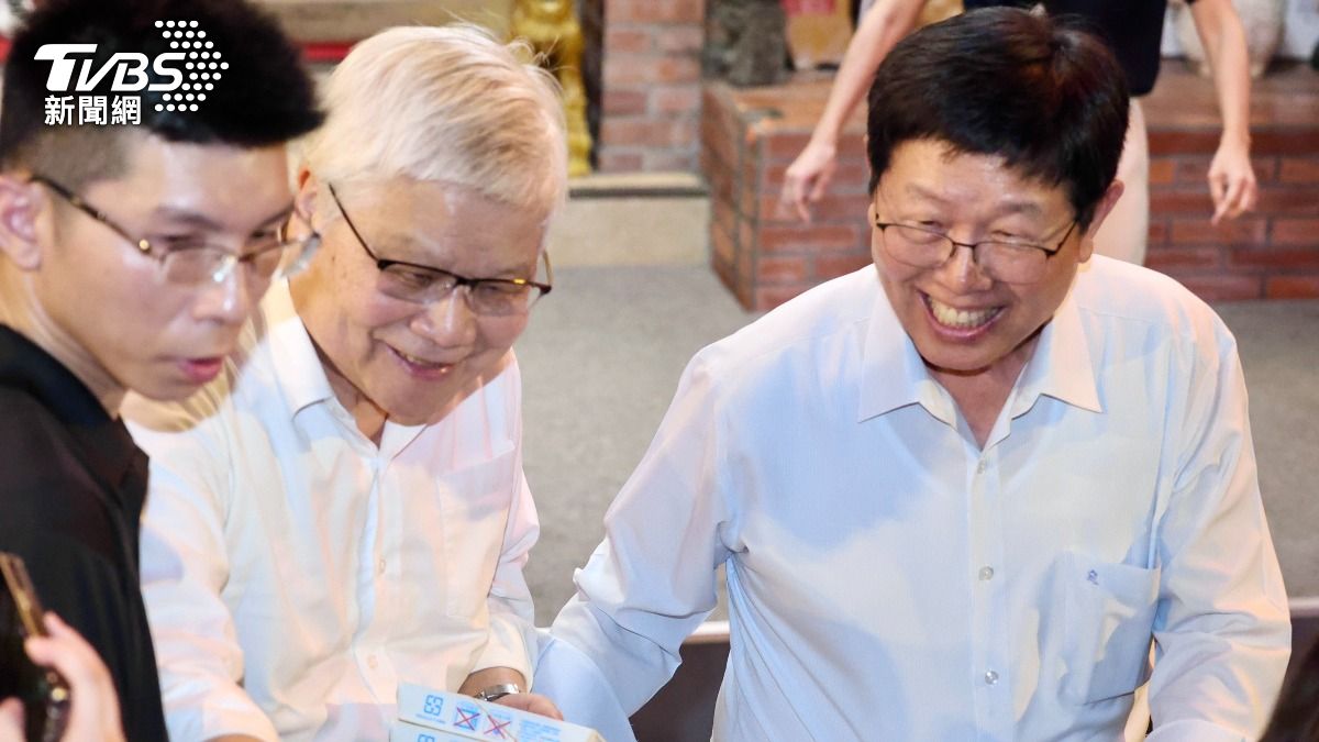 鴻海董事長劉揚偉也在兆元宴途中,與台積電總裁魏哲家出來發便當及飲料。(圖/華子琛攝)
