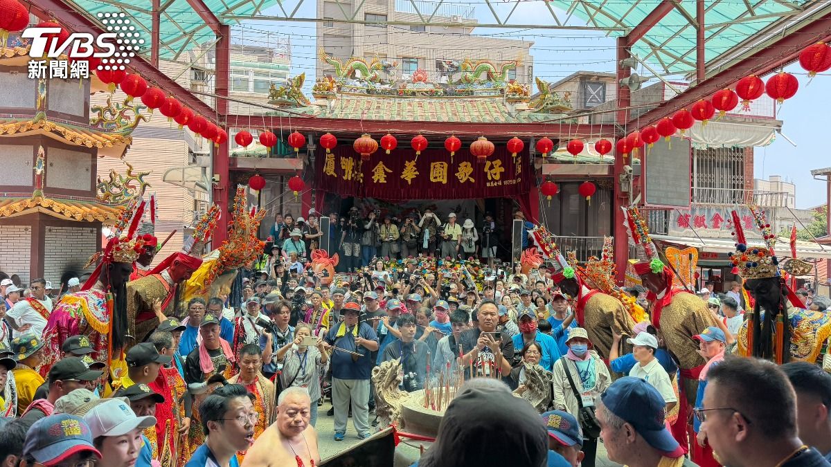 「城隍爺出巡遶境」起駕時的滿滿人潮。（圖／程子奕攝）