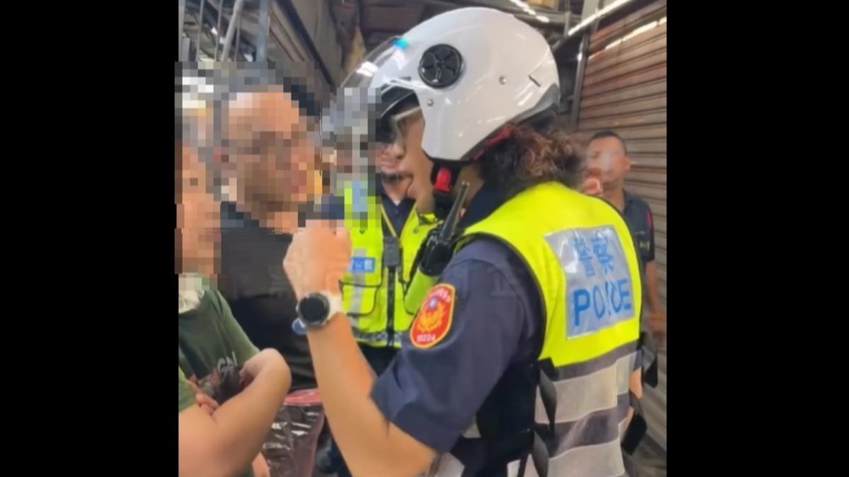 攤商因為送貨問題爆發肢體衝突,員警獲報到場後,被嗆「腦袋打結」。(圖/攝自 黑色豪門企業)