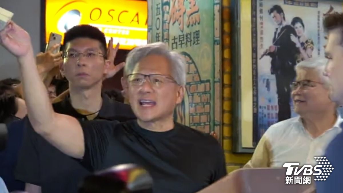 黃仁勳合體魏哲家、劉揚偉發餐點給粉絲。(圖/TVBS)
