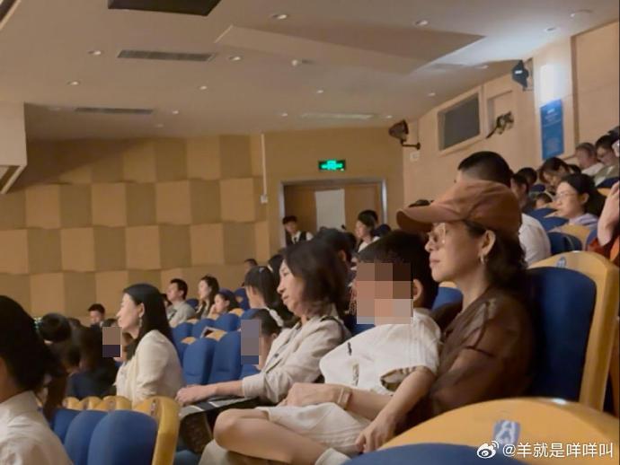 章子怡抱著兒子靜看女兒演出。（圖／翻攝自微博）