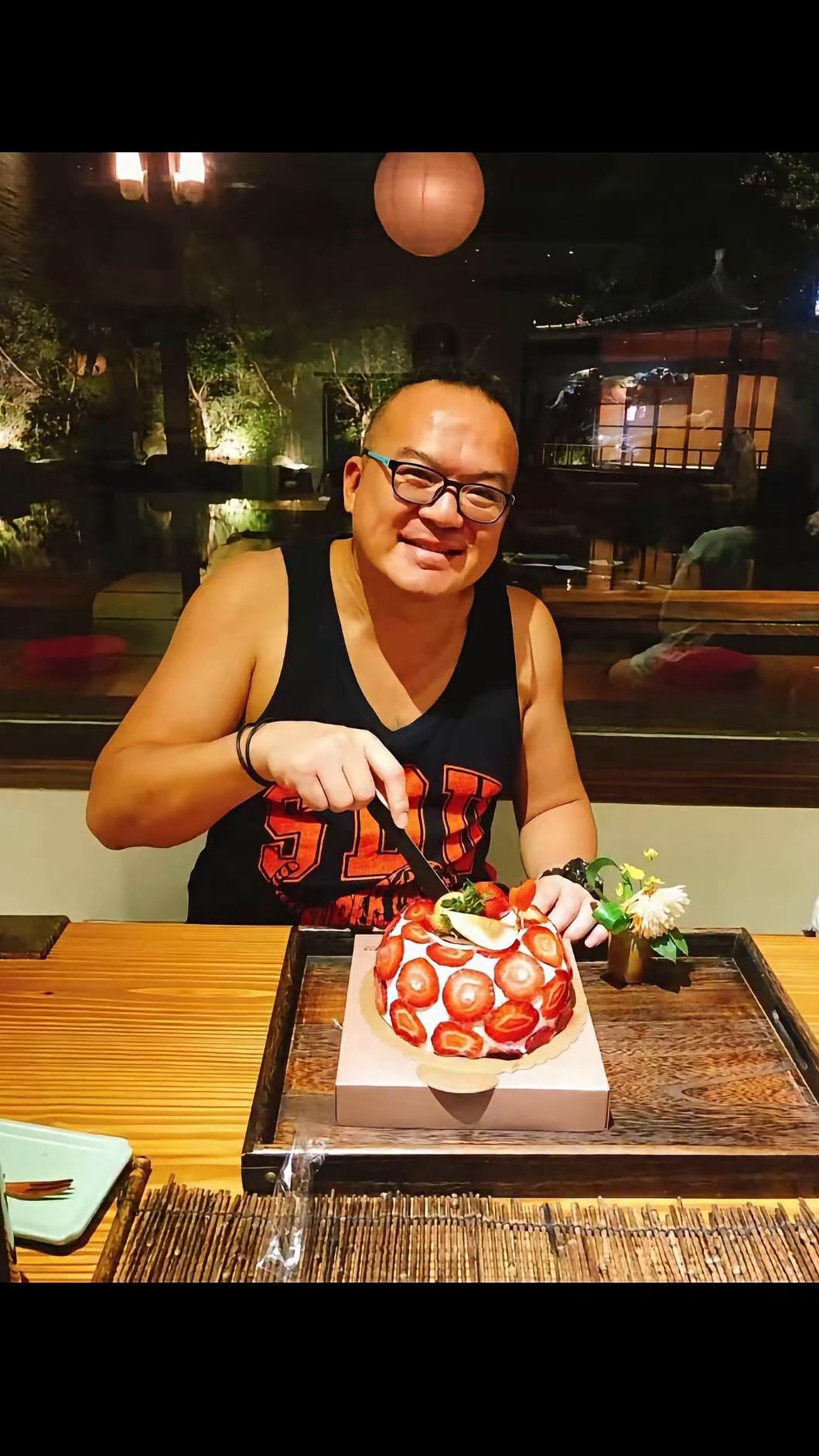 今是明金成56歲冥誕。(圖/翻攝自明金成導演+明太太的家臉書)