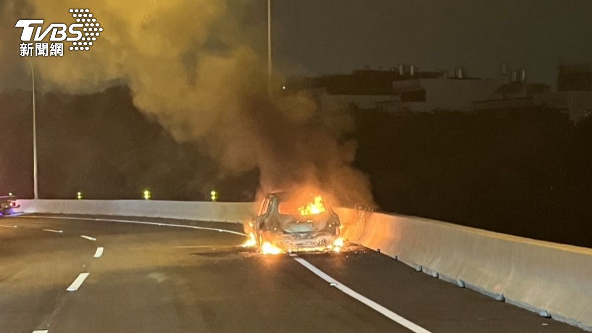 車輛突然起火燃燒。（圖／TVBS）