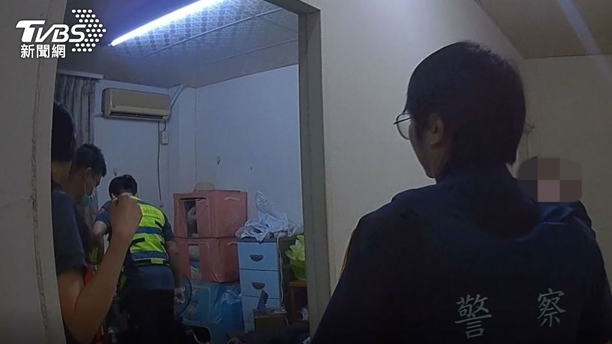 警消人員破門入內。(圖/TVBS)