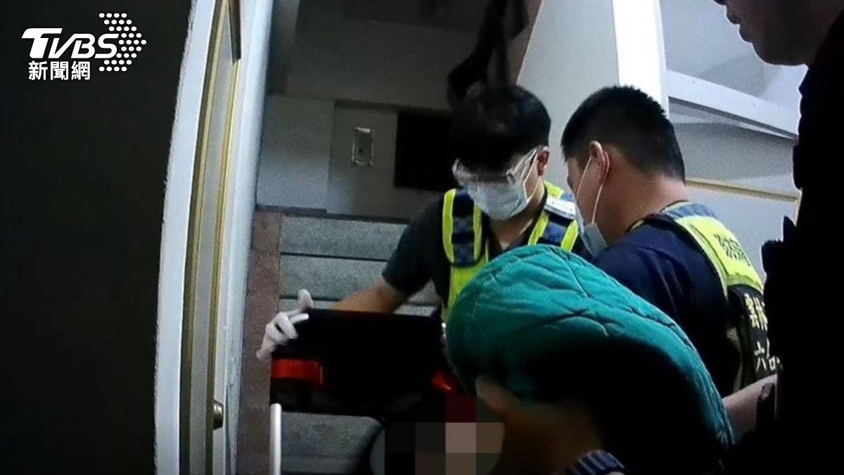 婦人緊急被送醫治療。(圖/TVBS)