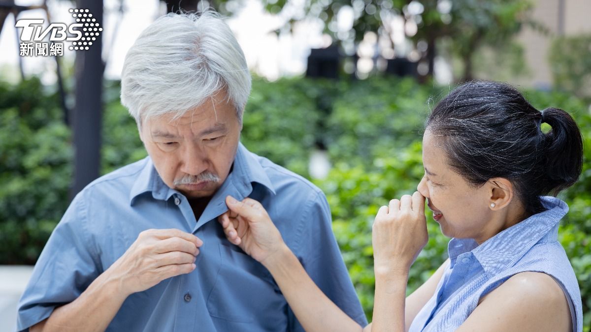 老人味學名「加齡臭」!身上狂飄洗不掉 醫:吃1顏色食物