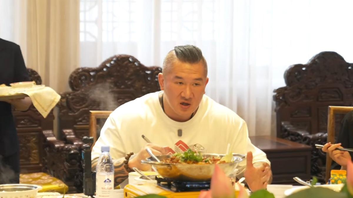 館長前進重慶品嘗各式各樣的美食。(圖/翻攝自YouTube)