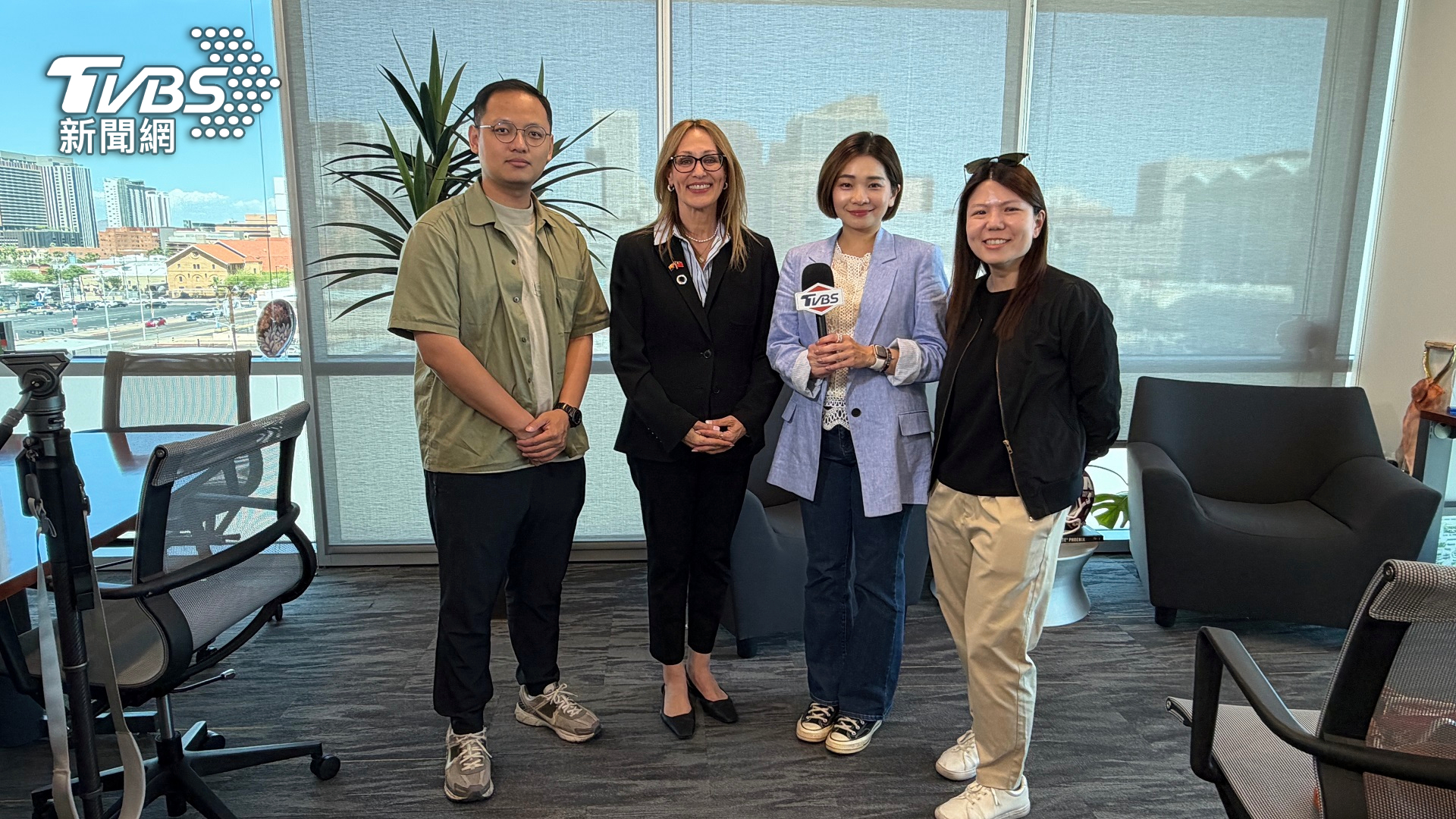 TVBS新聞台主播 彭惠筠(右2)、TVBS新聞網即時中心組長 黃貞怡(右1)專訪亞歷桑那商務局總裁Sandra Watson(左2)(圖_TVBS)