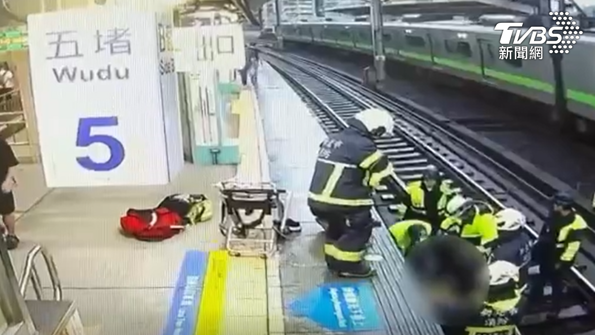 台鐵狀況不斷,男疑宿醉身體不適「跌落鐵軌」。(圖/TVBS)