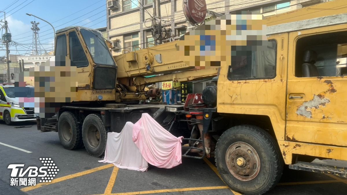 有片/驚悚瞬間曝!台南婦碎步闖路口 下秒遭機械吊車捲輾慘死
